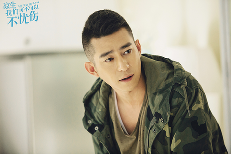 三个人从小一块长大,北小武的扮演者是演员鲁诺,鲁诺是85后,东北吉林