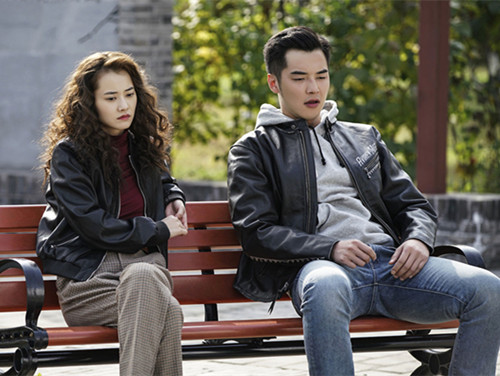 电视剧《我们的四十年》中,冯都从第一眼看见电视起,就在心中暗暗