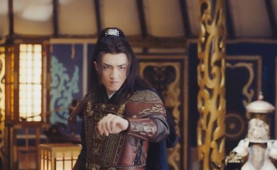 在《楚乔传》中赵西风非常狠毒,在燕洵落难之后,赵