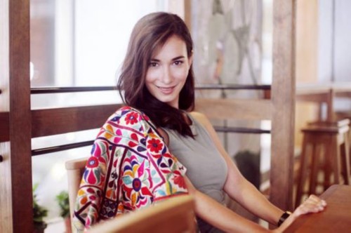 卢靖姗的父母是哪国人