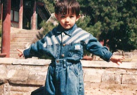 迪丽热巴晒出小时候照片