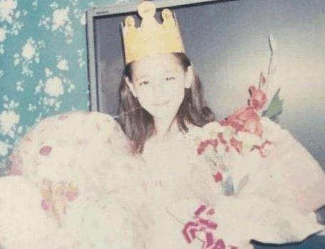迪丽热巴晒出小时候照片