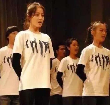 迪丽热巴晒出小时候照片