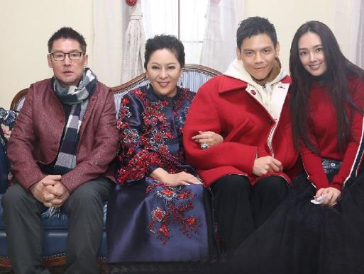 向太为郭碧婷向佐合照加爱心