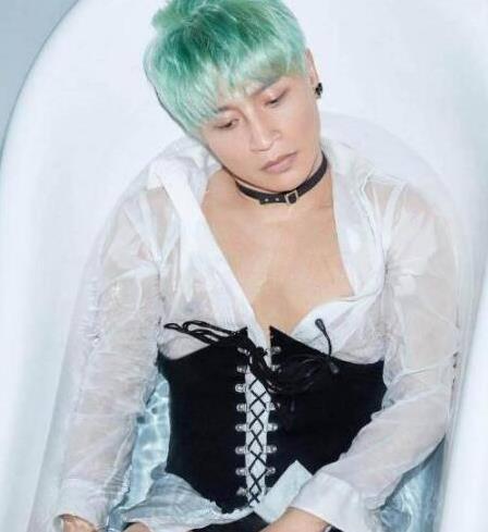 陈志朋穿恨天高登台