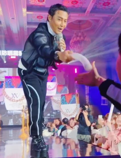 陈志朋穿恨天高登台