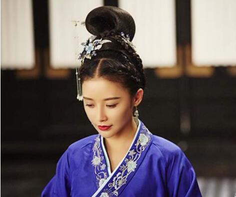 后来,杨整不再宠爱尉迟容,尉迟容的娘家人也惨死,她失去所有的靠山