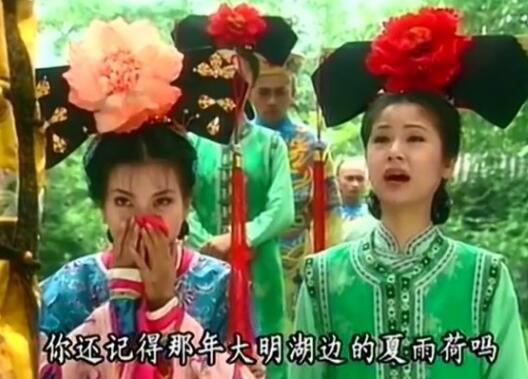 大明湖畔夏雨荷下一句