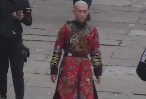 张一山为什么剃光头