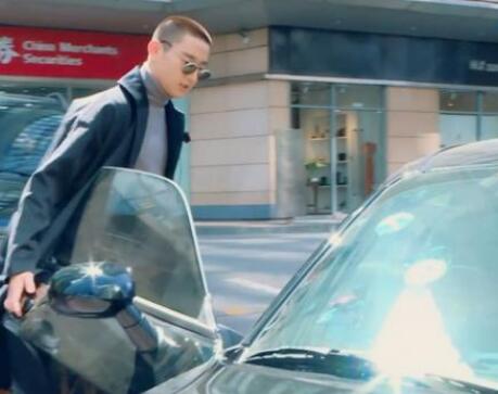 于小彤开的是什么车