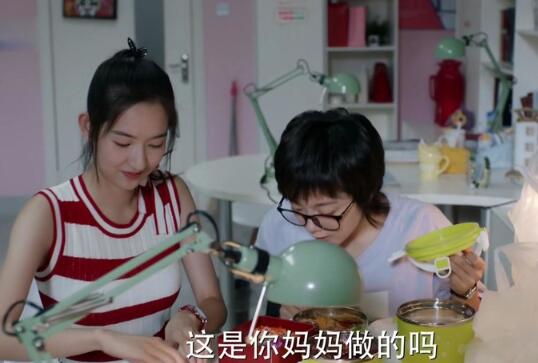 在《少年派》中,邓小琪的身世是私生女,她从小就没有爸爸,她妈妈的
