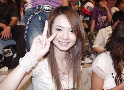 戚薇是在2006年出道的,当时,戚薇参加了选秀节目《我型我秀》,获得了