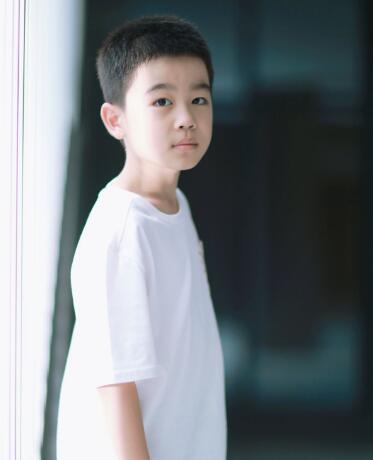 《我和我的祖国》冬冬的扮演者是韩昊霖,韩昊霖是05后演员,他2009年在