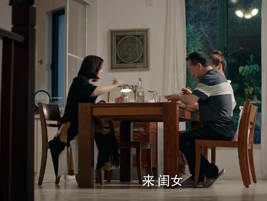 何彩虹是谁的女儿