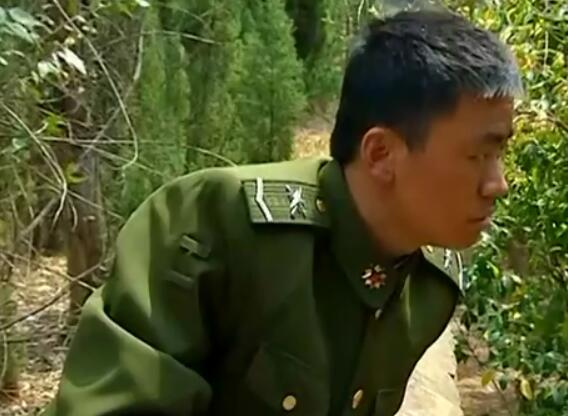 士兵突击许三多翻墙是哪一集