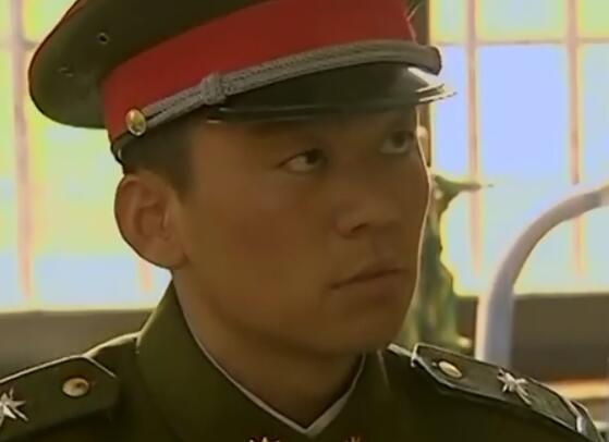 士兵突击许三多翻墙是哪一集