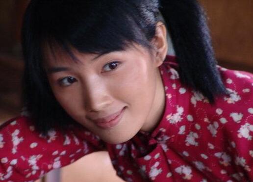 在经历了这么多波折之后,最终凤霞嫁给了二喜,但她却因为难产死了.