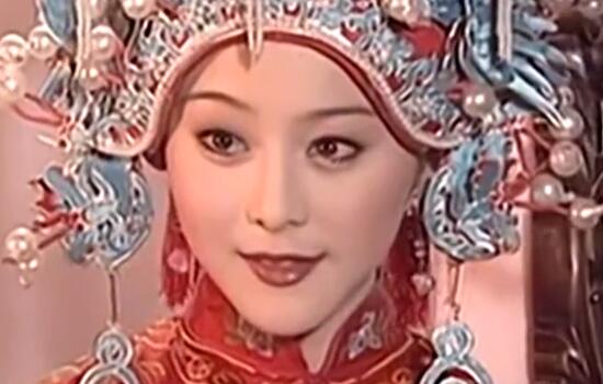 在电视剧《还珠格格2》中金锁从小就跟在紫薇身边,两个人情同姐妹