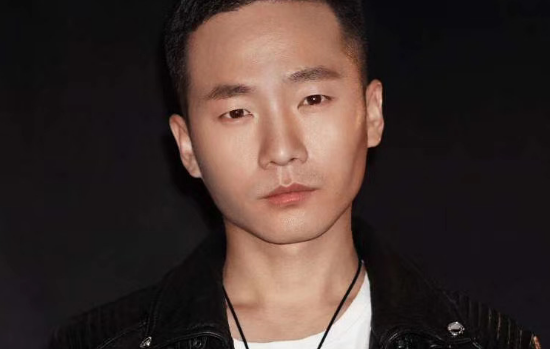 歌词坠入爱河什么歌