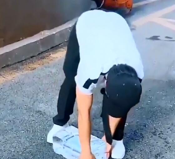 极限挑战黄渤在地上摩冰块是哪一期