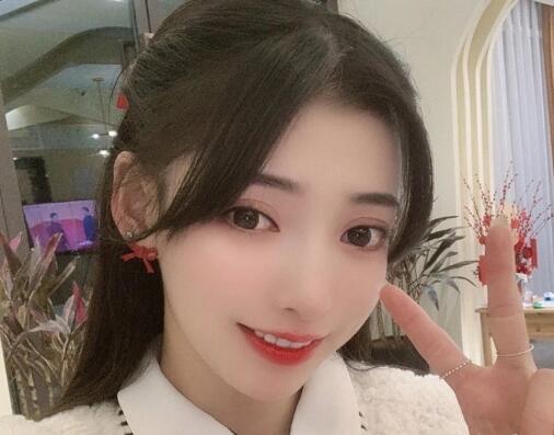 虞书欣的伴舞郭嘉语是谁