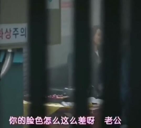 顶楼珍妮爸爸为什么在监狱