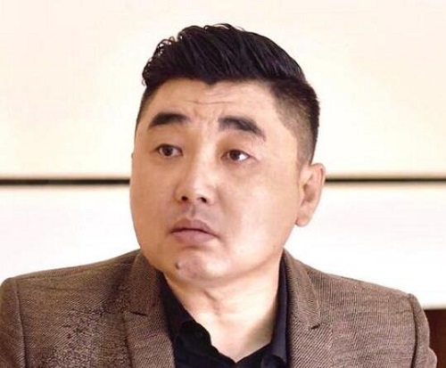 方总扮演者是周德华,毕业于北京电影学院,2001年因参演《天上的恋人》