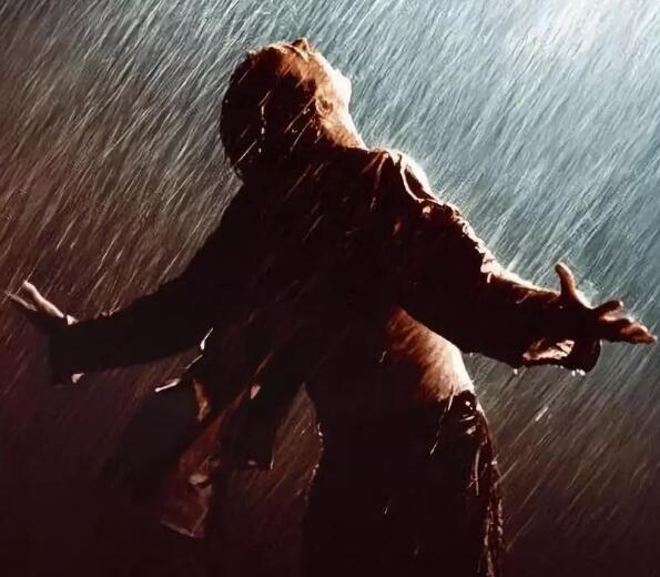 肖申克的救赎安迪是怎么逃出监狱的