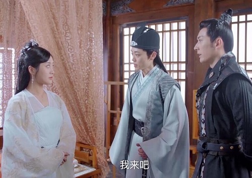 离子帆出现的很突然,他是风苍国御史大人,身份尊贵