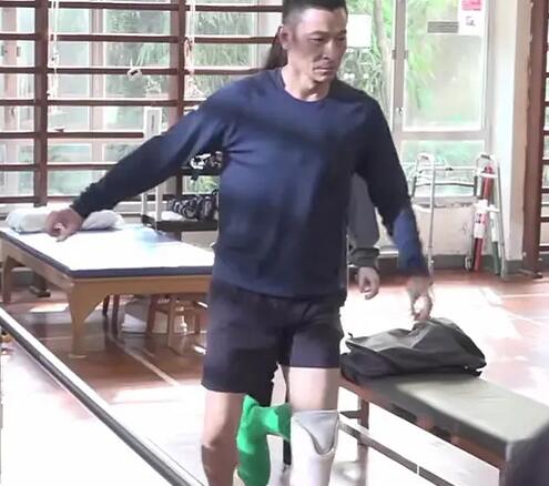 拆弹专家2刘德华的腿是怎么弄的