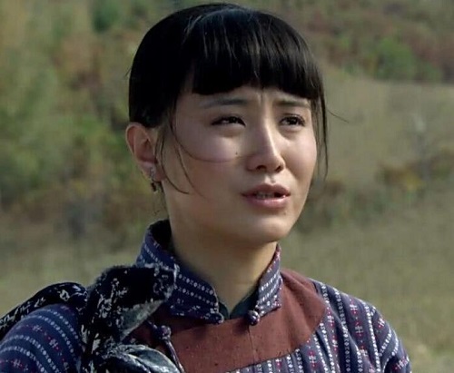 宋佳饰演的鲜儿是朱家义女,人物性格鲜明且复杂,刚开始鲜儿是一个淳朴