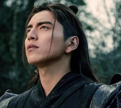 路之际,狼仔跳下了悬崖,直到八年后,狼仔才以渤王的身份再次与马摘星