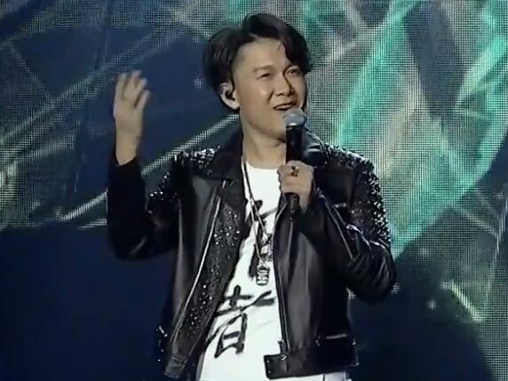男人站直别趴下有泪不轻易的擦是什么歌