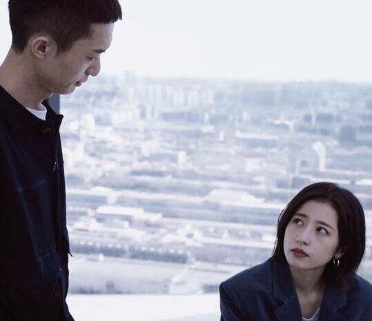 我在他乡挺好的简亦繁是富二代吗