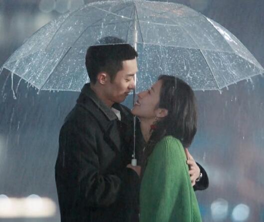 我在他乡挺好的简亦繁是富二代吗