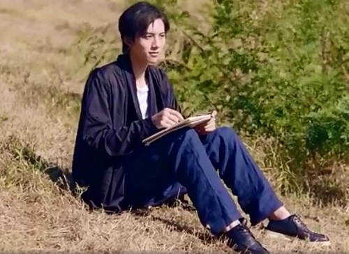 季风长得跟江雪前男友谢思彬很像,他是一名诗人,与江雪有共同的爱好