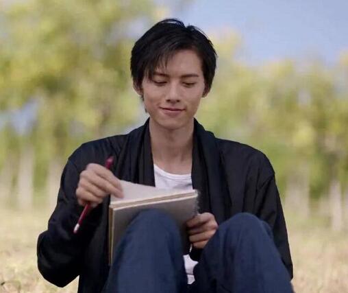 江雪和季风相处时总会想起谢思彬,所以江雪和季风交往有一部分原因是