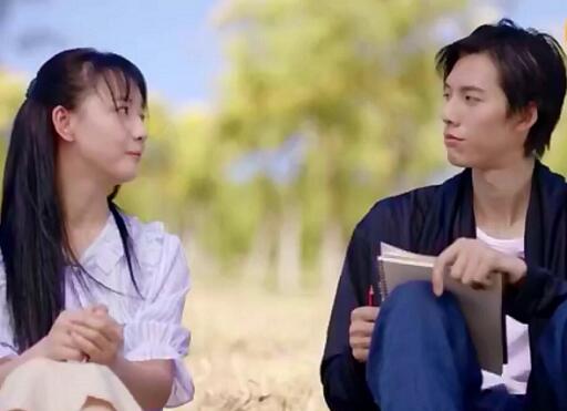 江雪嫁给陈向东,几年后离婚,江雪遇到跟谢思彬长得一样的季风,她不顾