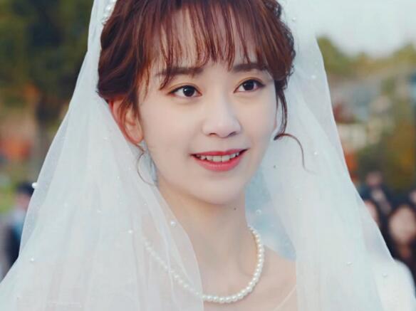 《站住花小姐》花明晨官配是叶雪儿,两个人最后在一起了,他们还和花