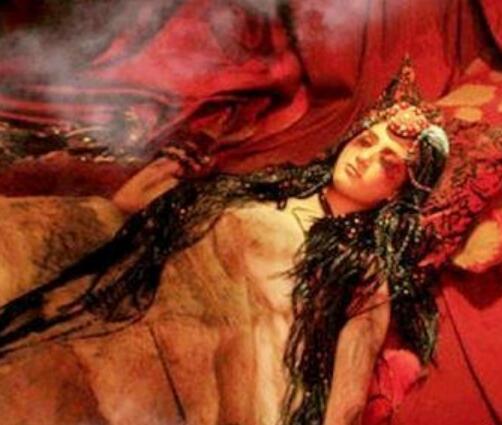 藏海花当骑尸的女孩是谁