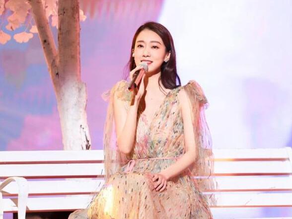 高高的青山上萱草花开放是什么歌