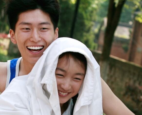 山楂树之恋静秋的孩子是谁的