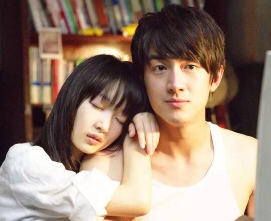 而林一却收到了国外的录取通知书,周小栀知道后便和林一分手,她不想