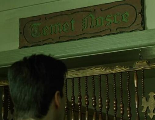 黑客帝国先知门上写的什么