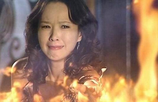 《第八号当铺》结局:阿精去当铺想要偷莫飞的灵魂,韩诺出面阻止,危急