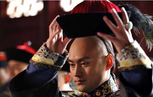 十三爷病重期间,他去宗人府的监狱,给九王爷和八王爷带去了毒药,为