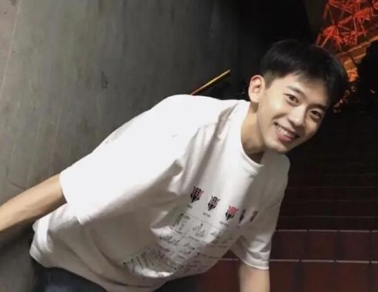 费启鸣是时代峰峻的吗