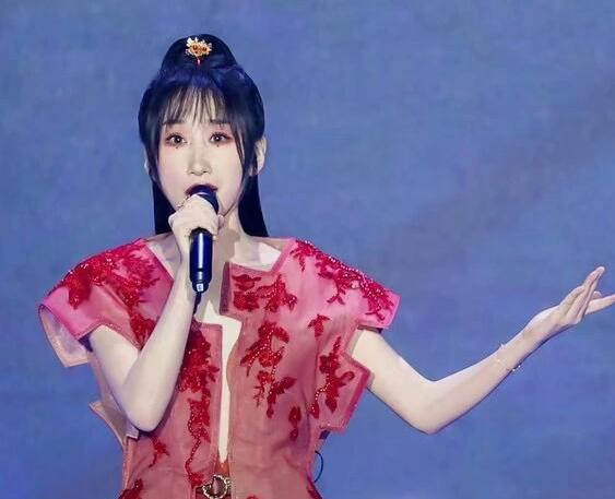 我站在故园里踱步一步一徘徊是什么歌
