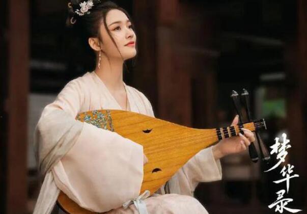 2,宋朝的琵琶弹奏是横抱,宋引章在半遮面带着面纱出场弹琵琶的那一段