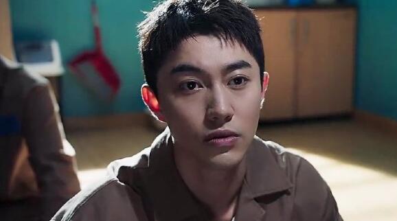 郭东延出生于1997年,十五岁就作为演员出道了.